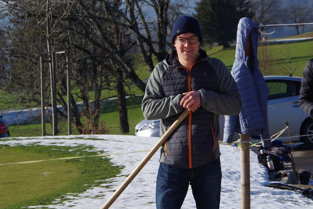Der Veranstalter Oliver Kofel hilft mit, die Piste zu präparieren.